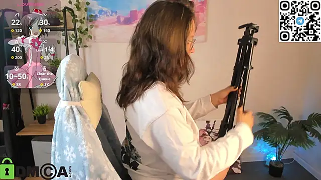 Nuura Moore online show from 10/31/25, 01:13