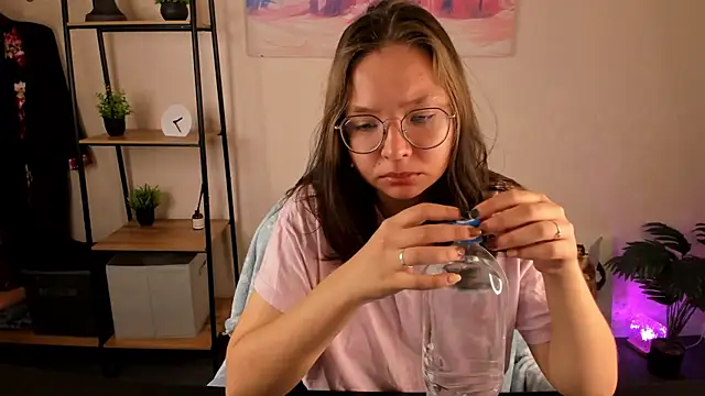 Nuura Moore online show from 10/21/25, 12:54