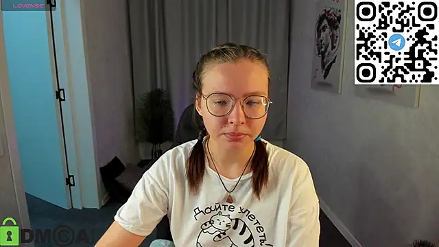 Nuura Moore online show from 11/25/25, 01:17