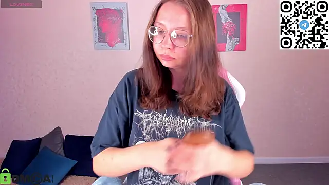 Nuura Moore online show from 11/12/25, 12:59