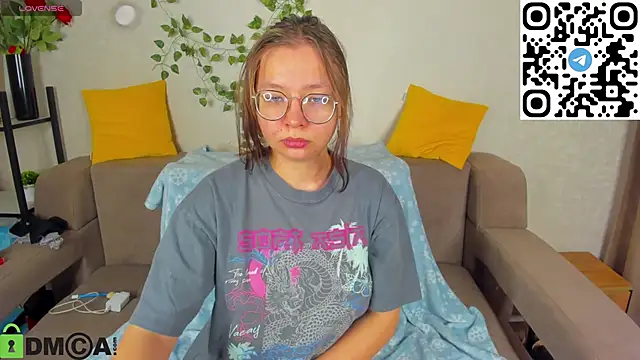 Nuura Moore online show from 12/02/25, 01:06