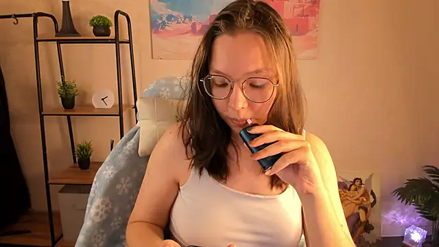 Nuura Moore online show from 10/10/25, 01:06