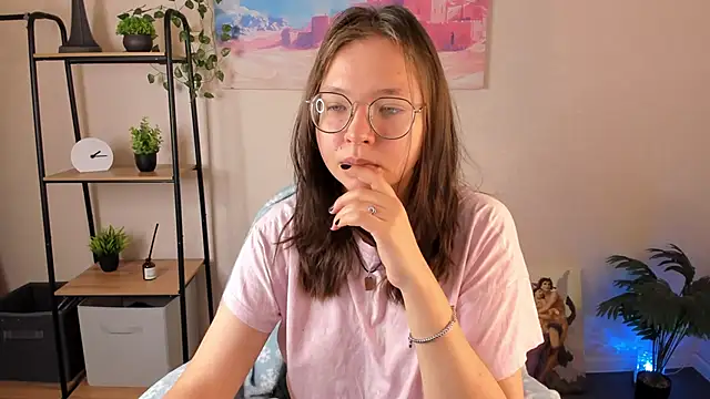 Nuura Moore online show from 10/24/25, 01:15