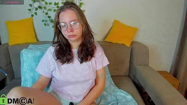 Nuura Moore online show from 12/03/25, 01:06