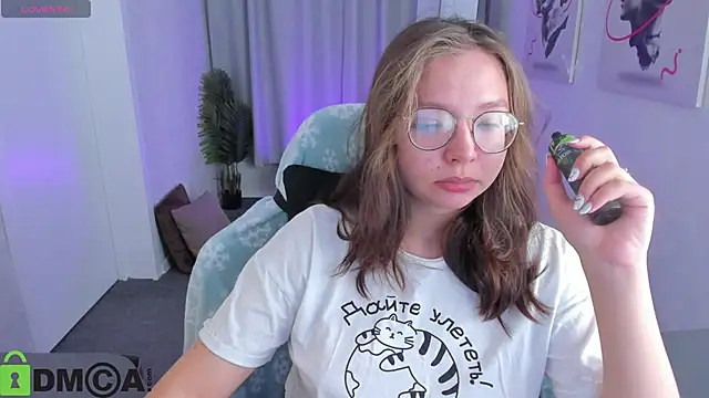 Nuura Moore online show from 12/18/25, 01:00