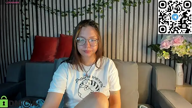 Nuura Moore online show from 11/19/25, 01:05