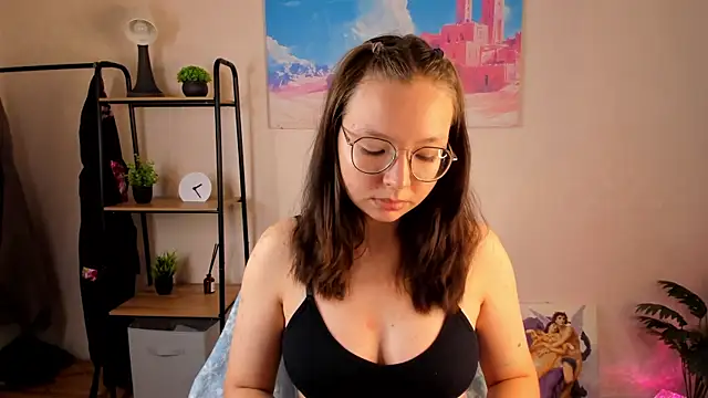 Nuura Moore online show from 10/08/25, 12:45