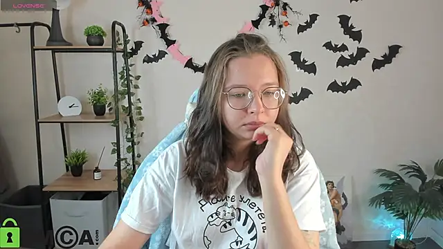 Nuura Moore online show from 11/07/25, 12:59