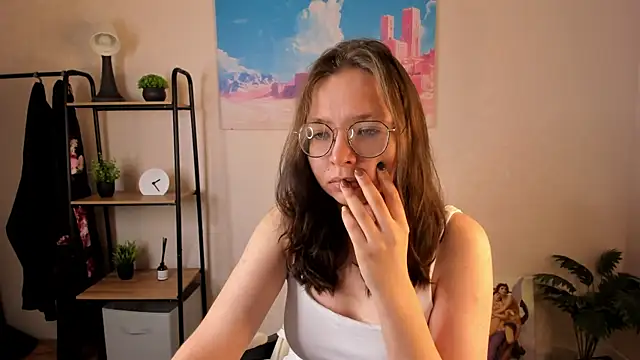 Nuura Moore online show from 10/09/25, 01:06