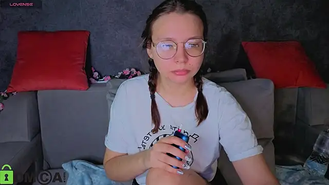 Nuura Moore online show from 11/28/25, 01:06