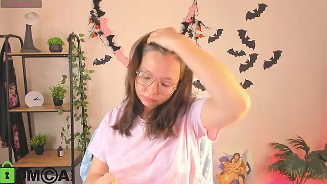 Nuura Moore online show from 11/03/25, 12:49