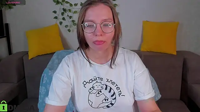 Nuura Moore online show from 12/17/25, 01:10