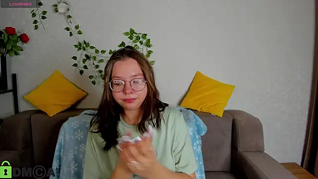 Nuura Moore online show from 12/05/25, 01:05