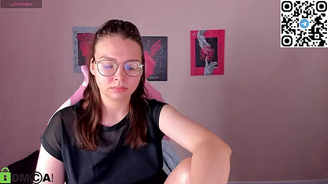 Nuura Moore online show from 11/21/25, 01:15