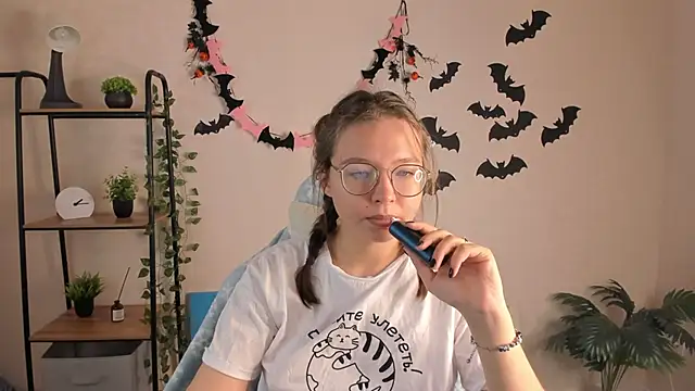 Nuura Moore online show from 11/06/25, 01:09