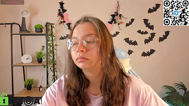 Nuura Moore online show from 11/05/25, 12:58