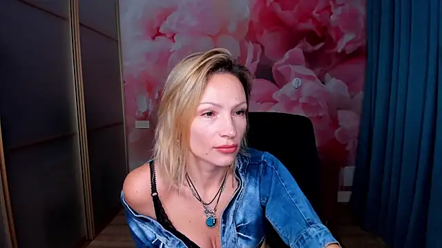 AlinaMoor online show from 12/05/25, 06:45