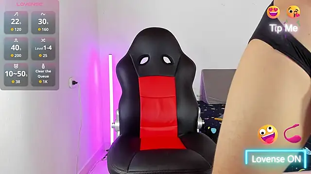 Snapshot of kenny-race chatting on 11/18/25, 01:10 kenny-race online show from 11/18/25, 01:10