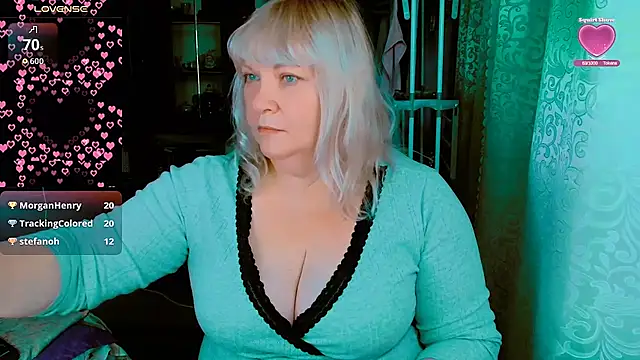 Snapshot of DiamondNata chatting on 10/14/25, 12:00 DiamondNata online show from 10/14/25, 12:00