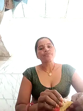Snapshot of Nm_sanjna chatting on 10/19/25, 04:15 Nm sanjna online show from 10/19/25, 04:15