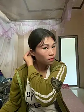 Snapshot of Mylinh- chatting on 10/13/25, 02:35 Mylinh- online show from 10/13/25, 02:35