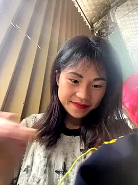 Snapshot of Mylinh- chatting on 10/15/25, 08:33 Mylinh- online show from 10/15/25, 08:33