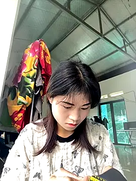 Snapshot of Mylinh- chatting on 10/10/25, 02:01 Mylinh- online show from 10/10/25, 02:01