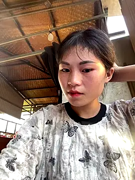 Snapshot of Mylinh- chatting on 10/18/25, 09:00 Mylinh- online show from 10/18/25, 09:00