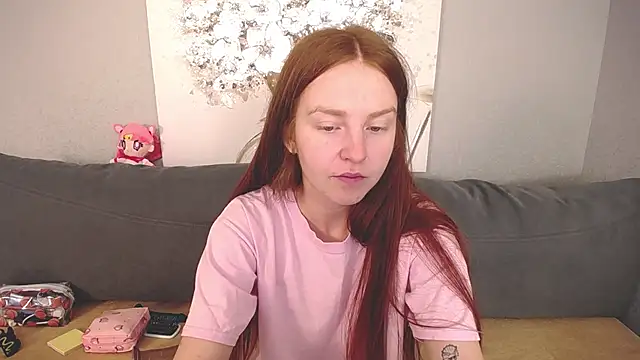 Snapshot of Evarey_ chatting on 10/17/25, 04:27 Evarey online show from 10/17/25, 04:27