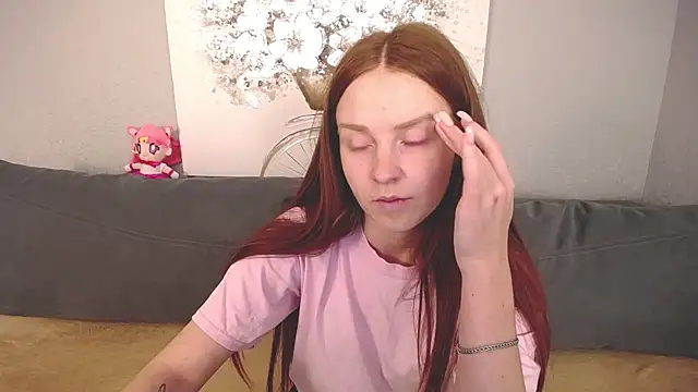 Snapshot of Evarey_ chatting on 10/18/25, 11:12 Evarey online show from 10/18/25, 11:12