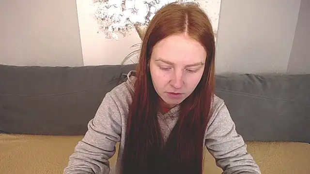 Snapshot of Evarey_ chatting on 10/13/25, 04:25 Evarey online show from 10/13/25, 04:25