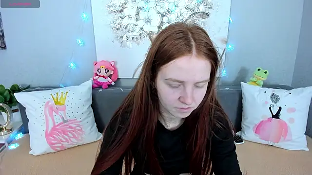 Snapshot of Evarey_ chatting on 12/17/25, 06:29 Evarey online show from 12/17/25, 06:29