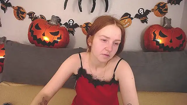 Snapshot of Evarey_ chatting on 10/28/25, 05:39 Evarey online show from 10/28/25, 05:39