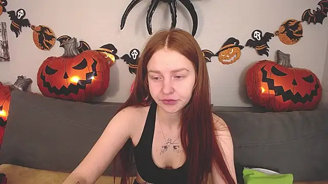 Snapshot of Evarey_ chatting on 10/27/25, 06:14 Evarey online show from 10/27/25, 06:14