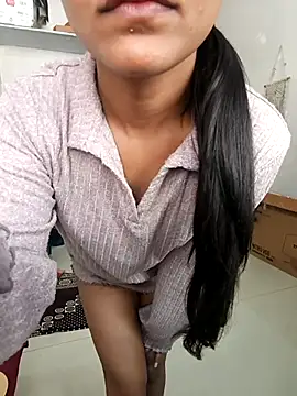 anshika0124 online show from 11/25/25, 05:52