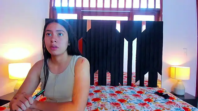 Snapshot of Sofy_and_Mia chatting on 10/17/25, 12:18 Sofy and Mia online show from 10/17/25, 12:18