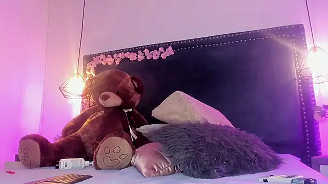 Emma Saylor online show from 04/13/26, 08:02