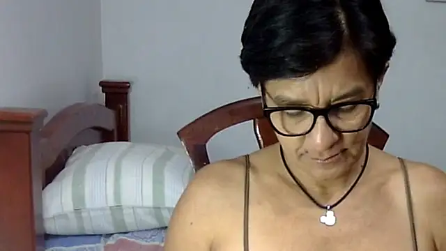 Snapshot of LunaLUVX chatting on 10/19/25, 02:47 LunaLUVX online show from 10/19/25, 02:47