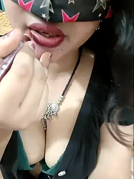 Snapshot of Beauty_Queen_Soniya chatting on 04/19/26, 06:10 Beauty Queen Soniya online show from 04/19/26, 06:10