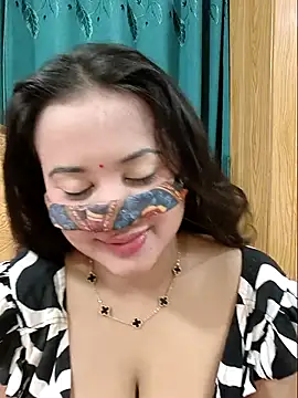 Snapshot of Beauty_Queen_Soniya chatting on 05/28/26, 11:54 Beauty Queen Soniya online show from 05/28/26, 11:54