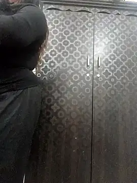 Beauty Queen Soniya online show from 12/15/25, 11:38