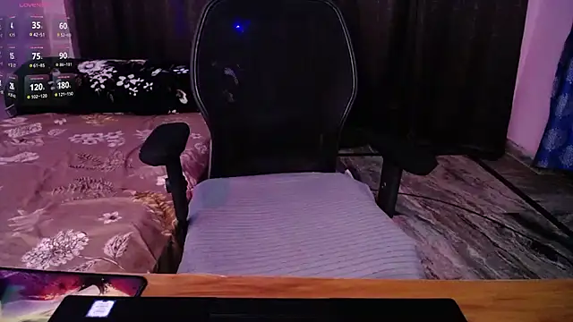 Snapshot of Hot_Hazel chatting on 12/22/25, 05:57 Hot Hazel online show from 12/22/25, 05:57