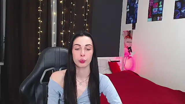 Snapshot of ariel_is_on_vacation chatting on 10/18/25, 04:42 ariel is on vacation online show from 10/18/25, 04:42
