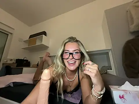 Snapshot of goddesemiiyy chatting on 01/12/26, 06:36 goddesemiiyy online show from 01/12/26, 06:36