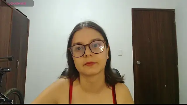 CarlaLorez online show from 10/28/25, 01:39