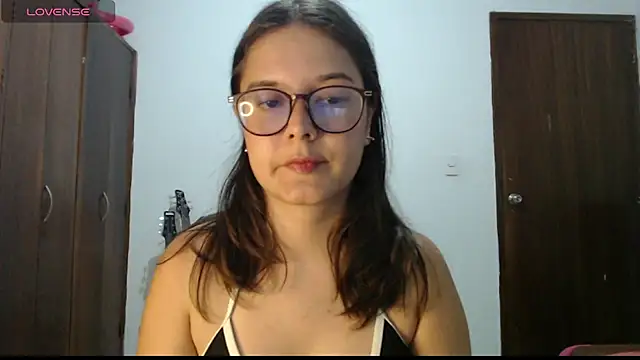 CarlaLorez online show from 05/06/26, 02:37