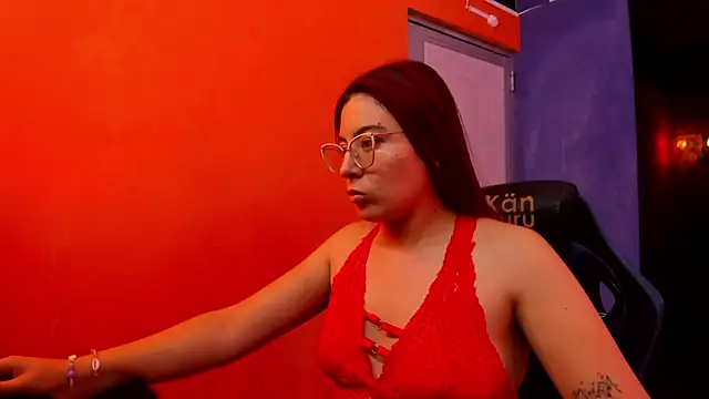 Snapshot of allison_mc chatting on 02/15/26, 04:13 allison mc online show from 02/15/26, 04:13