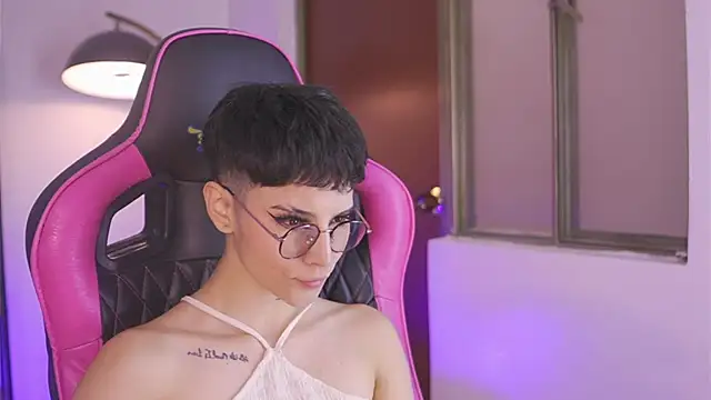 Snapshot of Giia_Moretti_ chatting on 10/10/25, 01:56 Giia Moretti online show from 10/10/25, 01:56