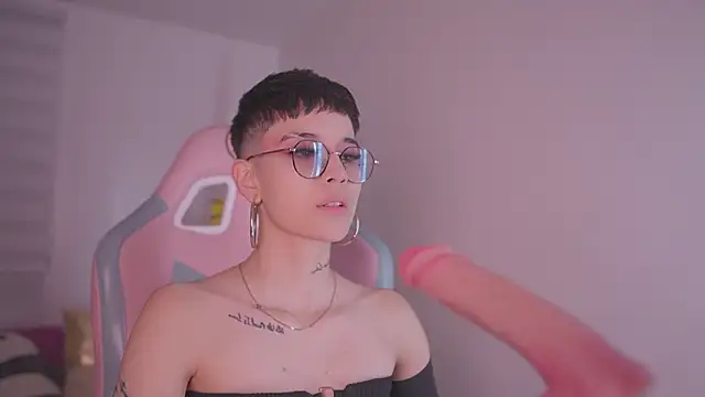 Giia Moretti  online show from 11/28/25, 01:50