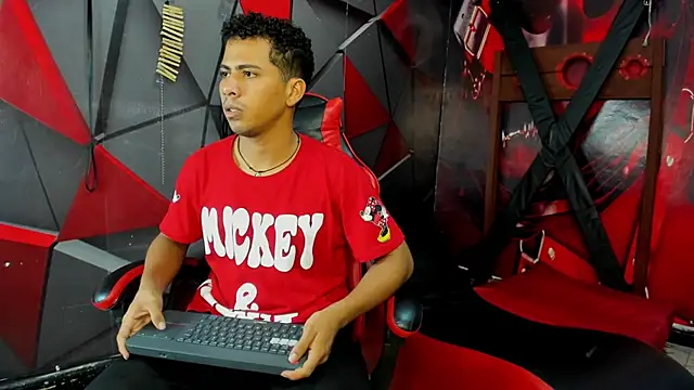 Snapshot of Raphael_LatinBoy chatting on 10/18/25, 04:03 Raphael LatinBoy online show from 10/18/25, 04:03